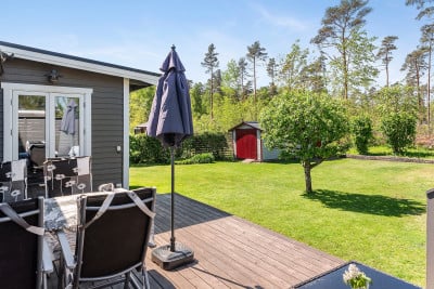 Trädgårdssida Tönnersa strandby 10