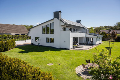 Arkitektritad representativ villa med panoramavy Kustvägen 113