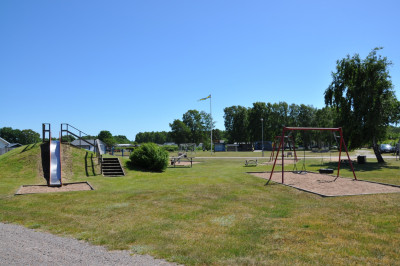 Lekplats utanför stugan Tillflyktsvägen 27B