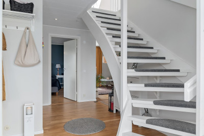 Till ovanvåningen Elsa Birgers väg 24