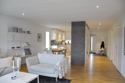 Sällskapsrum mot köket och hallen Smultronvägen 2A-B m.fl.