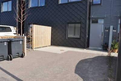 Uteplats på framsida Tors väg 13B