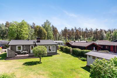 Trädgårdssida Tönnersa strandby 10