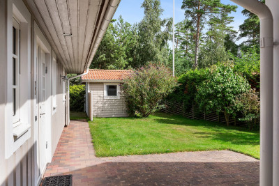 Uteplats, framsida Skogsslingan 1