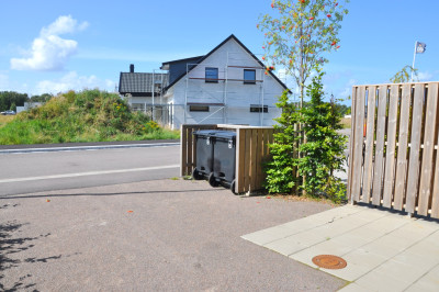 Uppfart och uteplats framsida Tors väg 1B