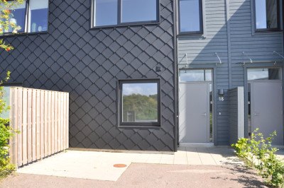 Uteplats framsida och entré Tors väg 1B