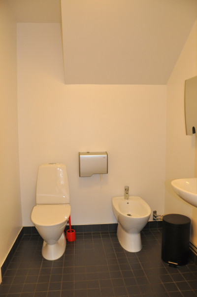 WC UTHYRES - Hästtorget 1